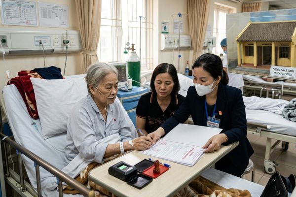 Người già yếu nằm viện muốn mua nhà: Dịch vụ công chứng tận nơi giải quyết như thế nào?