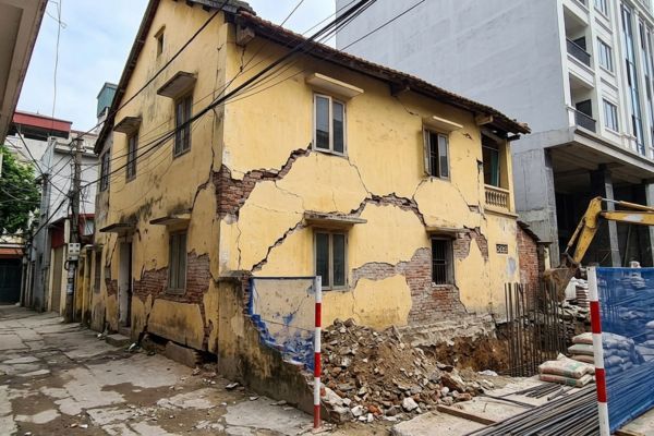 Bán nhà bị sụt lở, nứt vỡ do công trình bên cạnh thi công: Nghĩa vụ bồi thường thuộc về ai?