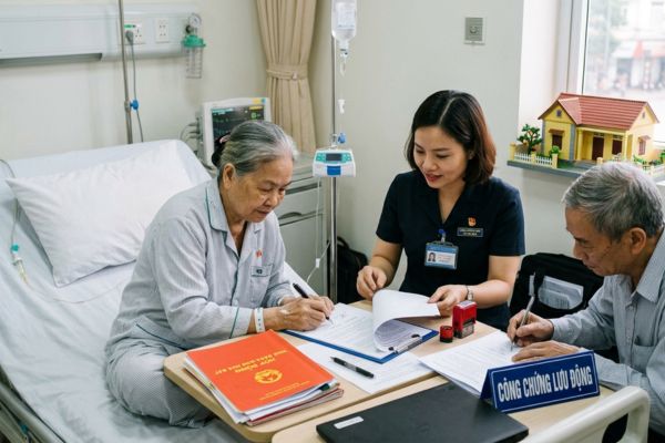Bán nhà tận nơi cho người già, bệnh nhân nằm viện: Quy trình công chứng lưu động
