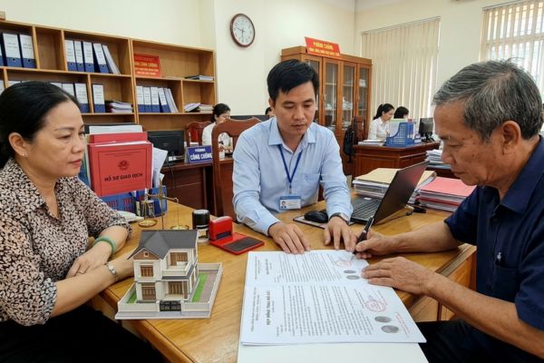 Công chứng hợp đồng trao đổi đất giữa hai chủ sở hữu: Mức thuế tính sao?