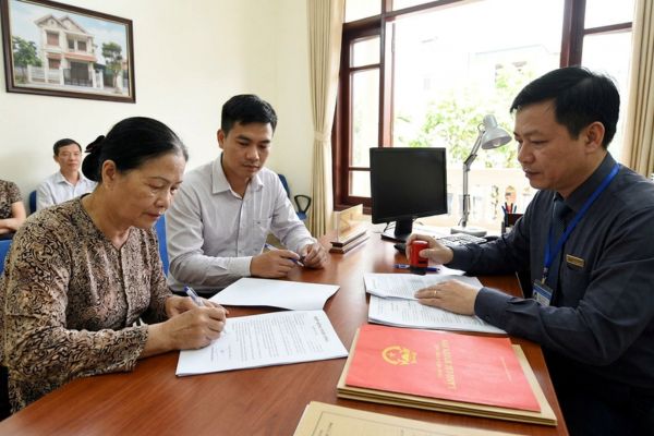 Hợp đồng cho tặng nhà đất có cần người làm chứng khi ký công chứng không?