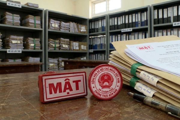 Chứng thực bản sao tài liệu đóng dấu bí mật nhà nước: Luật quy định thế nào?
