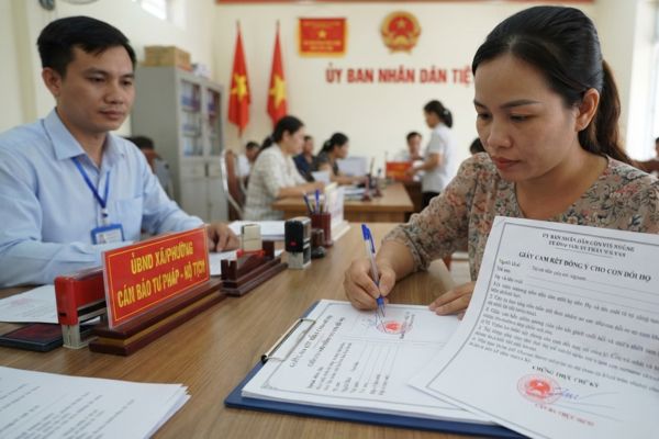 Chứng thực chữ ký trên giấy cam kết đồng ý cho con đổi họ theo mẹ
