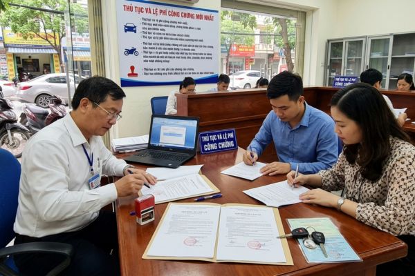 Chứng thực hợp đồng bán xe máy, ô tô: Bảng giá phí và thủ tục mới nhất