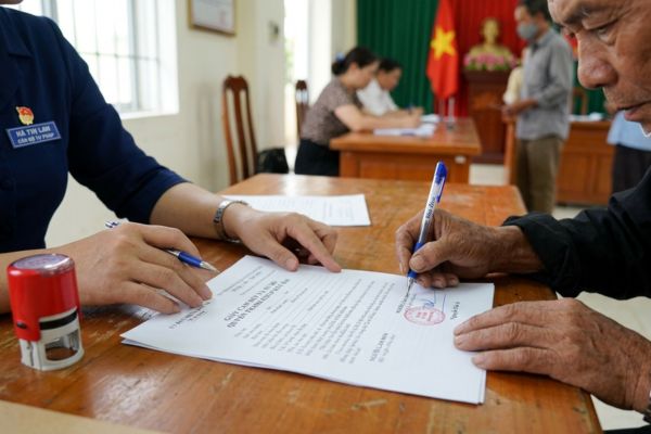 Chứng thực chữ ký trên giấy cam kết tự nguyện từ bỏ quyền tranh chấp đất