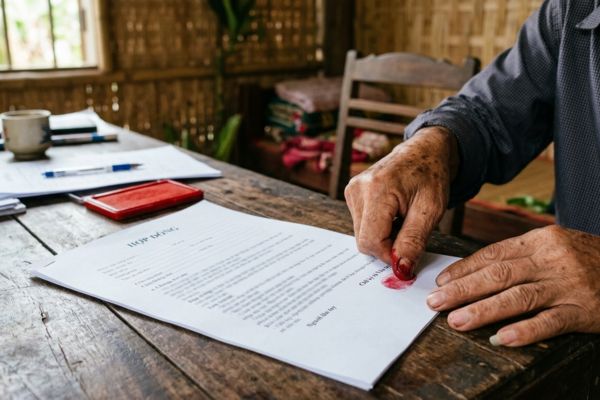 Hướng dẫn lăn tay, ký tên chuẩn pháp lý cho người không biết chữ trên hợp đồng
